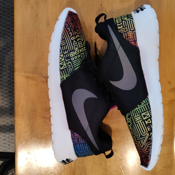 Nike Roshe run QS men's size 8 -#BETRUE- Rainbow Pride colorway - Picture 4 of 9